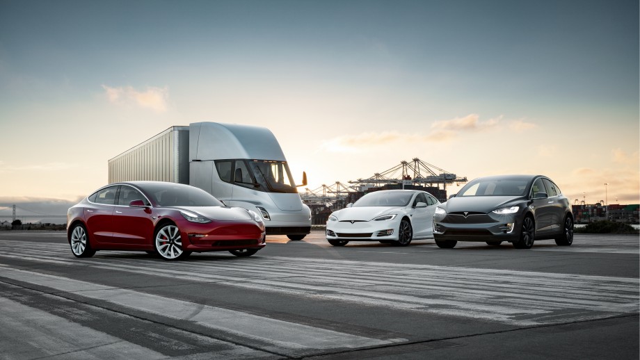 Tesla-S3X-Semi-fleet-press-photo.jpg